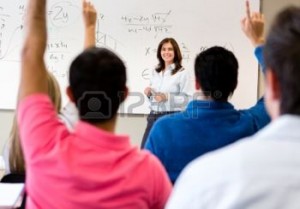 14231666-studenten-in-de-klas-het-stellen-van-vragen-aan-de-docent